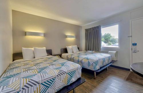 Oshkosh Hotel | Motel 6-Oshkosh, WI
