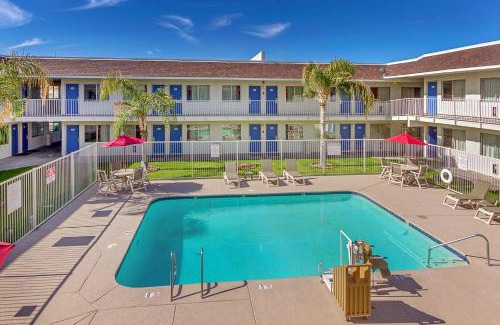 Deer Valley Hotel | Motel 6-Phoenix, AZ - North Bell Road