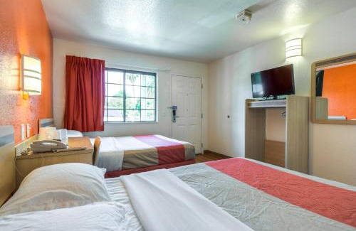Westmont Hotel | Motel 6-Pomona, CA - Los Angeles