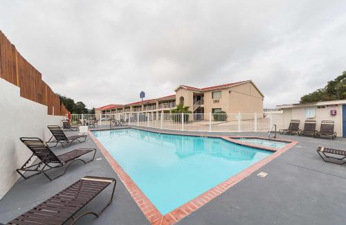 Vance Jackson Hotel | Motel 6-San Antonio, TX - Fiesta Trails