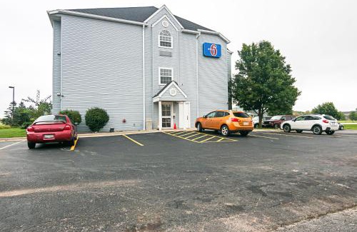 Sycamore Hotel | Motel 6-Sycamore, IL