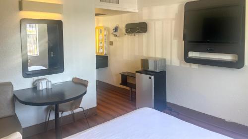Dupont Hotel | Motel 6 Thornton
