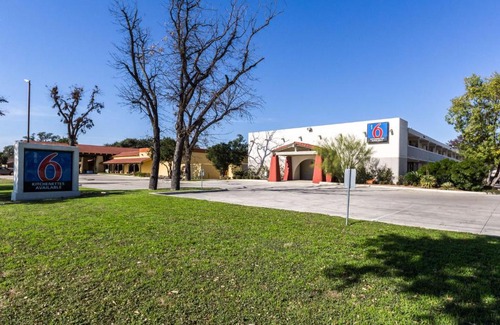 Uvalde Hotel | Motel 6-Uvalde, TX