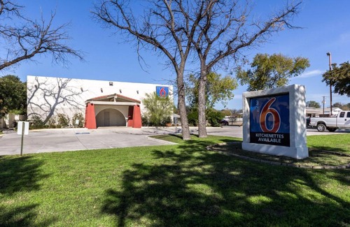Uvalde Hotel | Motel 6-Uvalde, TX