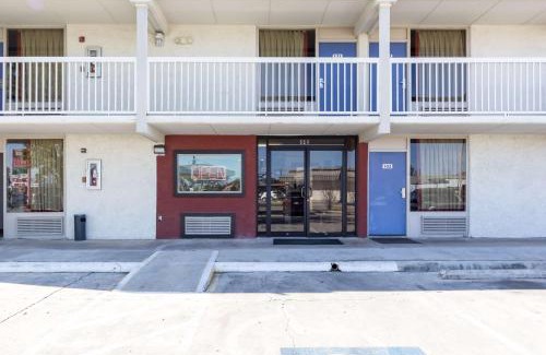 Uvalde Hotel | Motel 6-Uvalde, TX
