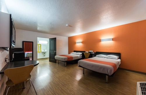 Uvalde Hotel | Motel 6 Uvalde, TX