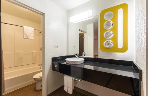 Uvalde Hotel | Motel 6 Uvalde, TX