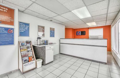 Windsor Hotel | Motel 6-Windsor, ON