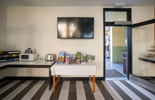 Cow Hollow Hotel | Motel Capri