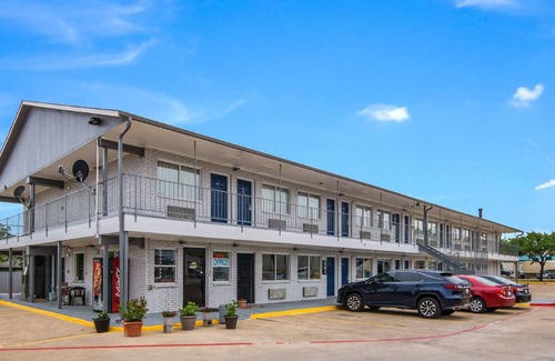 North Richland Hills Hotel | Motel ∙ 127 guests