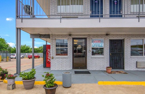 North Richland Hills Hotel | Motel ∙ 127 guests