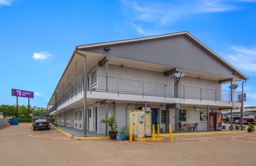North Richland Hills Hotel | Motel ∙ 127 guests