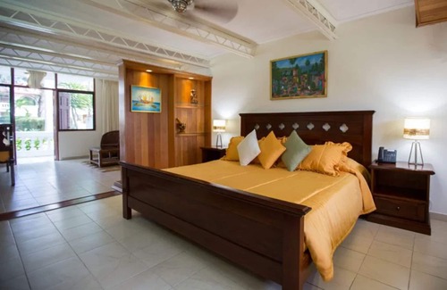 Montrouis Hotel | Moulin Sur Mer