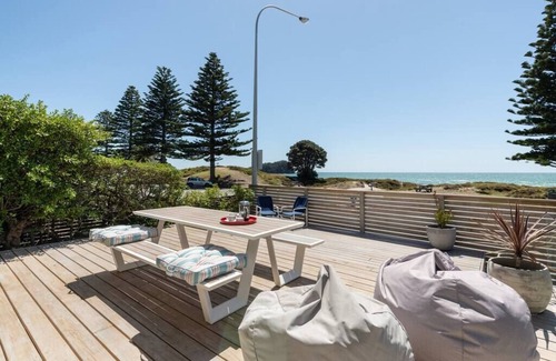 Mount Maunganui House | Mount Beachfront Bungalow