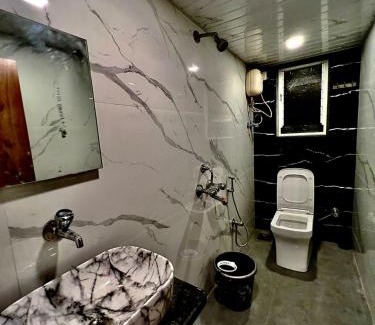 Tungarli Ski Chalet | MOUNT BUNGALOWS-1 BEDROOM Private pool chalet -wifi -private pool-ac