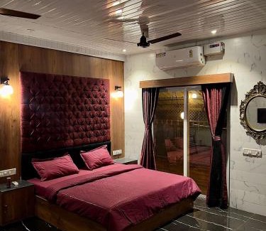 Tungarli Ski Chalet | MOUNT BUNGALOWS-1 BEDROOM Private pool chalet -wifi -private pool-ac