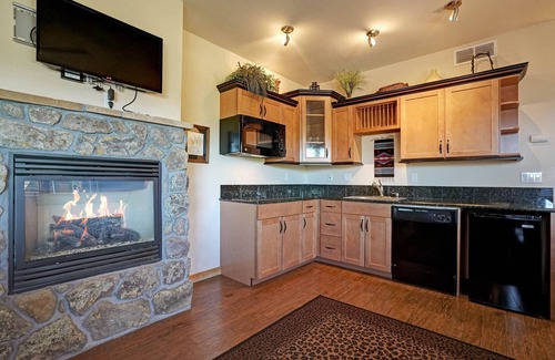 Estes Park Condo | Mount Meeker 26B - Cozy Condo with Private Hot Tub - Mountain and Lake Views