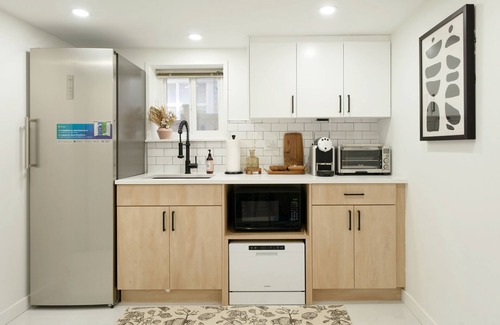 Mount Pleasant House | Mount Pleasant Garden Oasis - Two Bedrooms with Two Full Bathrooms
