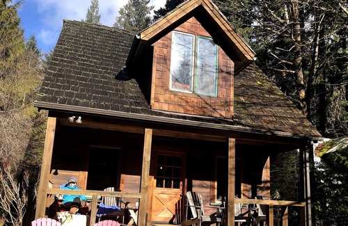 Enumclaw Cabin | Mount Rainier & Crystal Mountain Cedar Cabin on Greenwater River.
