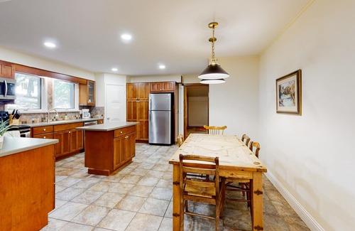 Fayetteville House | Mount Sequoyah retreat with hot tub & wood-burning fireplace - dogs ok