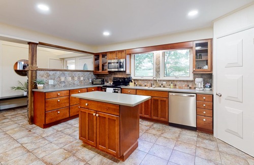 Fayetteville House | Mount Sequoyah retreat with hot tub & wood-burning fireplace - dogs ok