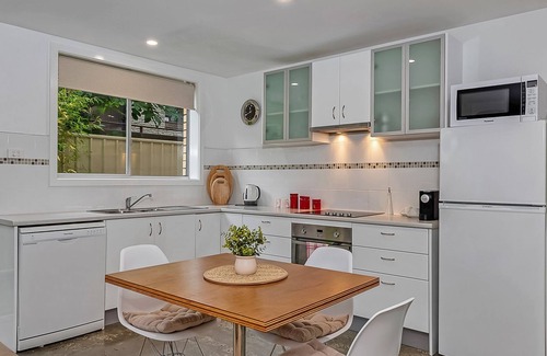 Mount Stuart Apartment | Mount Stuart Hideaway walk to restaurant strip