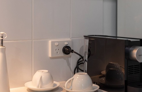 Mount Stuart Apartment | Mount Stuart Hideaway walk to restaurant strip