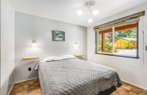 Quilcene House | Mount Worthington Room 6 at Mount Walker Inn