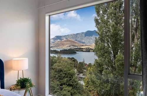 Fernhill House | Mountain and lake views, 5 minute drive to Queenstown.