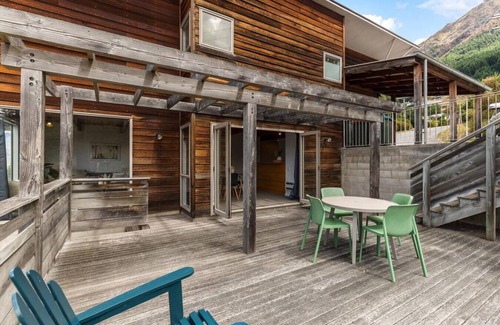 Fernhill House | Mountain and lake views, 5 minute drive to Queenstown.