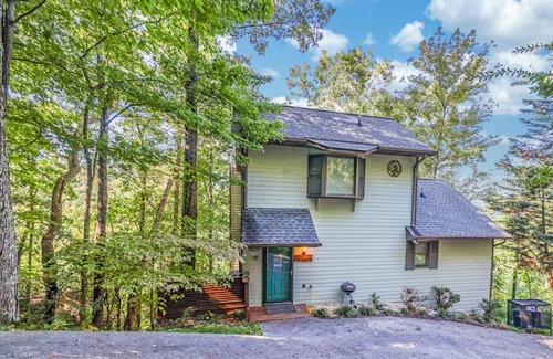 Chalet Village House | Mountain Bliss: Hot Tub, Arcade