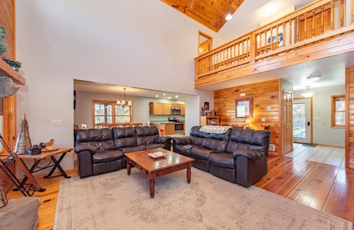 McHenry House | Mountain Breeze: Dogs Ok, Lake Area, Hot Tub, Fireplace!