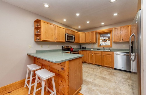 McHenry House | Mountain Breeze: Dogs Ok, Lake Area, Hot Tub, Fireplace!