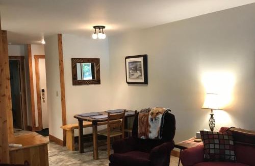 Warren Apartment | Mountain Breeze Getaway Condos