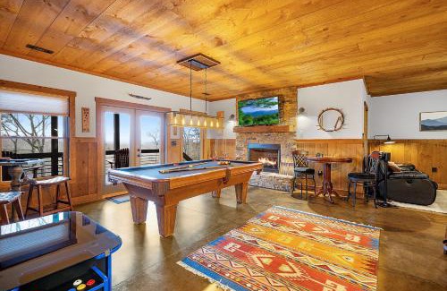 Mineral Bluff House | Mountain Breeze - Mountain View Hot Tub Firepit