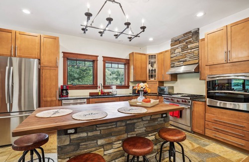 Killington Ski Chalet | Mountain Brook Lodge a spectacular house with amazing stone work and A/C 6 miles from Killington Resort