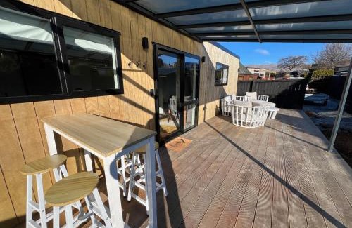 Wanaka House | Mountain Cabin - central, cosy and cute with views