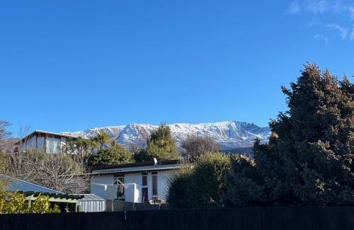 Wanaka House | Mountain Cabin - central, cosy and cute with views