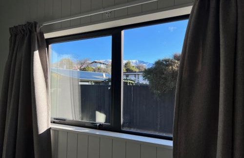 Wanaka House | Mountain Cabin - central, cosy and cute with views