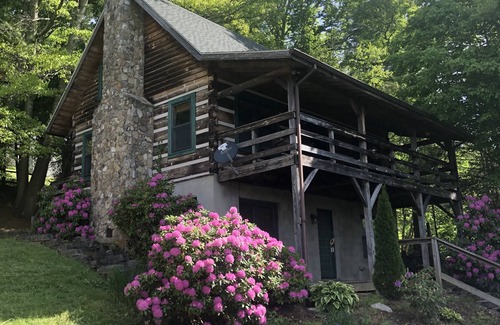 Banner Elk Cabin | Mountain Cabin/Duplex in Downtown Banner Elk *REMODELED BATH*2BD 2BA + loft