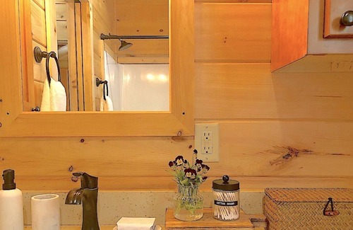 Hendersonville Cabin | Mountain cabin fiber internet perfect for remote work, spiritual, health getaway