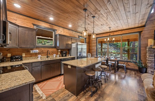 Gatlinburg - Pigeon Forge Cabin | Mountain Cabin Special!⛰3 Min to Parkway!New Bunk Zone Game Room Secluded!