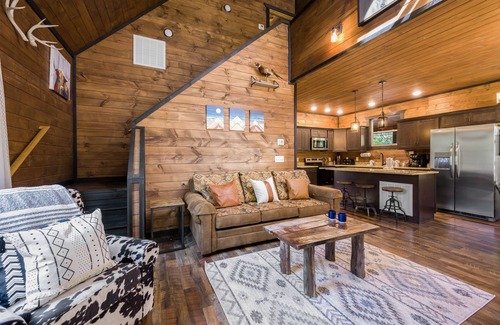 Gatlinburg - Pigeon Forge Cabin | Mountain Cabin Special!⛰3 Min to Parkway!New Bunk Zone Game Room Secluded!