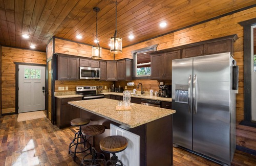 Gatlinburg - Pigeon Forge Cabin | Mountain Cabin Special!⛰3 Min to Parkway!New Bunk Zone Game Room Secluded!