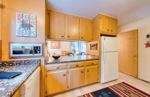 Donner Lake Woods House | Mountain Cabin w/Fireplace, Balcony & Easy Ski Access | Bear Americana