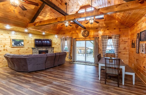 Whittier House | Mountain cabin with high-speed WiFi, large deck, central AC & firepit