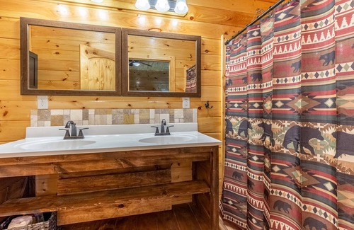 Whittier House | Mountain cabin with high-speed WiFi, large deck, central AC & firepit