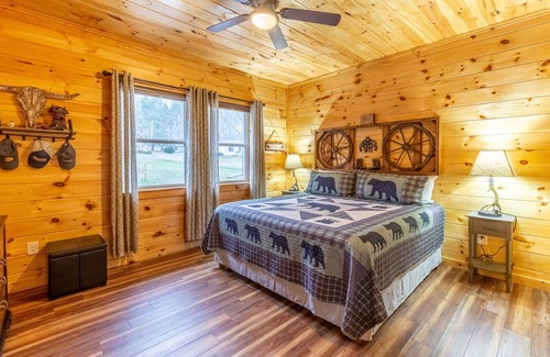 Whittier House | Mountain cabin with high-speed WiFi, large deck, central AC & firepit