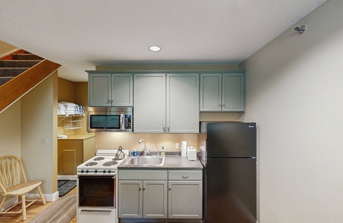 Sunday River Area Condo | Mountain condo w/shared indoor hot tub & pool - ski-in/ski-out access