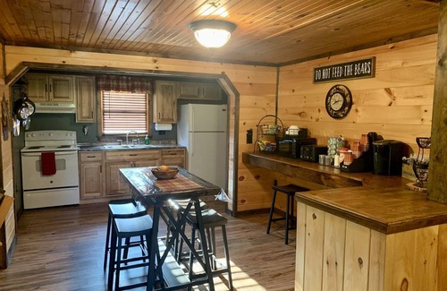 Ironto Cabin | Mountain Creek Lodge located within 20 minutes of Virginia Tech